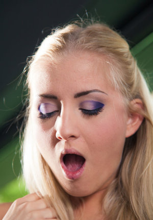 18 year old Brooke Lynn giving and receiving oral sex before facial cumshot